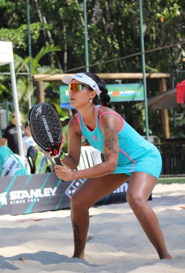 Marina — especialista em beach tennis